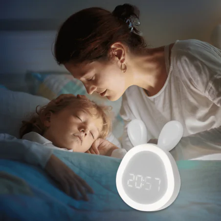Oswietlenie-do-pokoju-dzieciecego - lampka nocna led z zegarkiem i budzikiem prezent dla dzieci zajączek interblue 