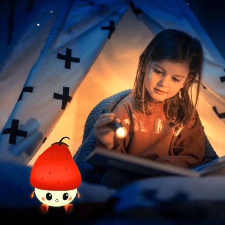 Oswietlenie-do-pokoju-dzieciecego - lampka nocna stołowa dla dzieci truskawka prezent dla dziecka interblue 