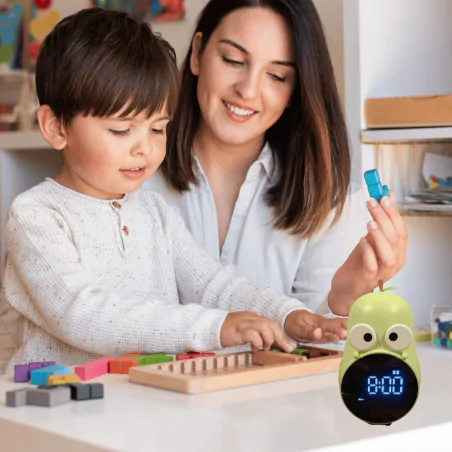 Oswietlenie-do-pokoju-dzieciecego - budzik dziecięcy led w kształcie zielonej gruszki prezent urodzinowy interblue 