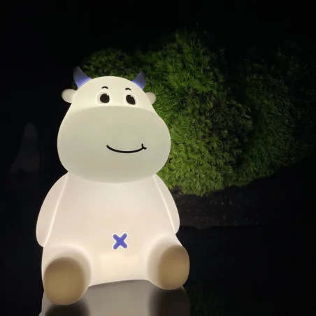 Oswietlenie-do-pokoju-dzieciecego - lampka nocna led dziecięca biało-niebieska krówka prezent na urodziny interblue 