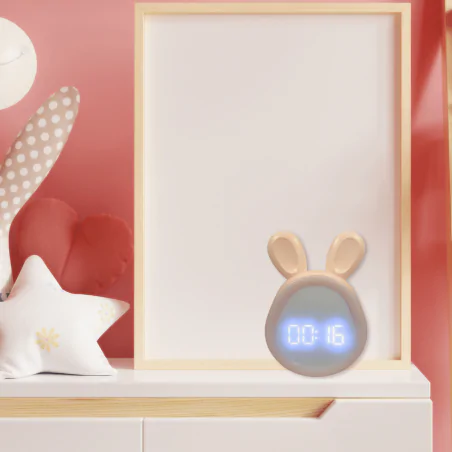 Oswietlenie-do-pokoju-dzieciecego - zegar z lampką nocną led zajączek z funkcją budzika prezent na urodziny interblue 