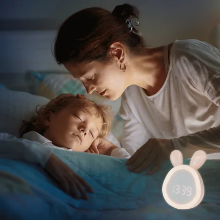 Oswietlenie-do-pokoju-dzieciecego - zegar z lampką nocną led zajączek z funkcją budzika prezent na urodziny interblue 