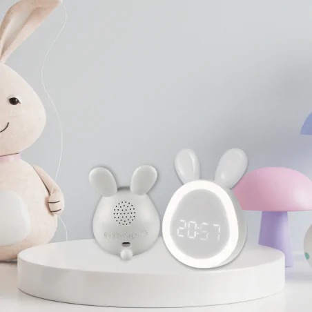 Oswietlenie-do-pokoju-dzieciecego - lampka nocna led z zegarkiem i budzikiem prezent dla dzieci zajączek interblue 