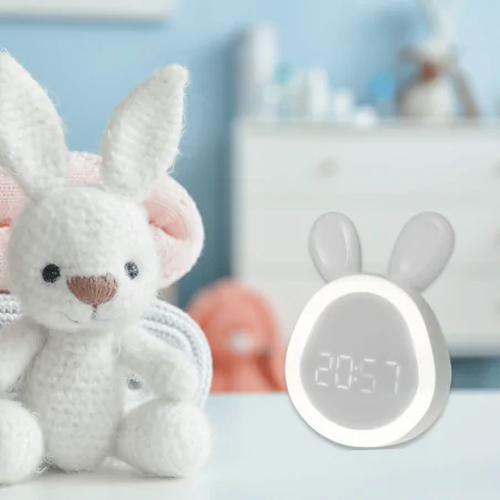 Oswietlenie-do-pokoju-dzieciecego - lampka nocna led z zegarkiem i budzikiem prezent dla dzieci zajączek interblue 