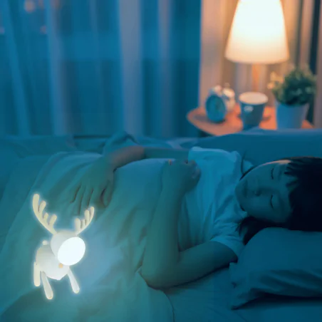 Oswietlenie-do-pokoju-dzieciecego - lampka nocna led z delikatnym światłem jelonek prezent dla niemowlaka interblue 