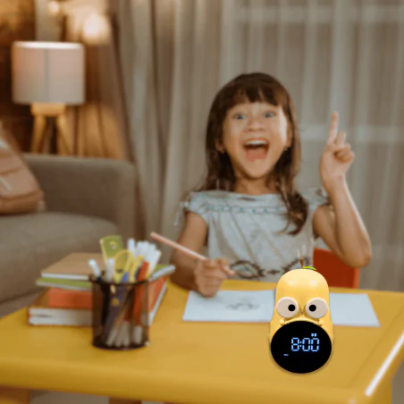 Oswietlenie-do-pokoju-dzieciecego - budzik dziecięcy z zegarem i wyświetlaczem żółta gruszka prezent interblue 