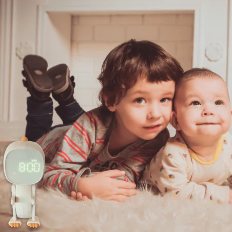 Oswietlenie-do-pokoju-dzieciecego - budzik dla dzieci na biurko robot dino biały zabawka dla przedszkolaka interblue 