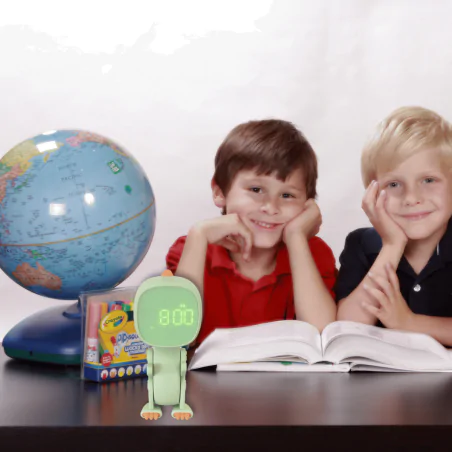 Oswietlenie-do-pokoju-dzieciecego - budzik dla dzieci stojący robot dino zielony interblue 