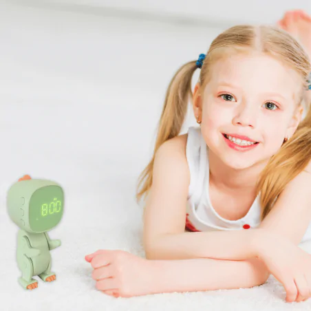 Oswietlenie-do-pokoju-dzieciecego - budzik dla dzieci stojący robot dino zielony interblue 