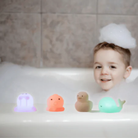 Oswietlenie-do-pokoju-dzieciecego - zestaw do kąpieli dla dzieci led kolorowe światło świecące miękkie zabawki interblue 