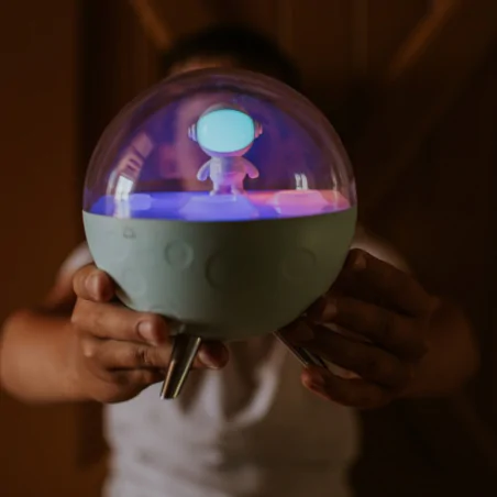 Oswietlenie-do-pokoju-dzieciecego - lampka dziecięca kosmos nocna led księżyc z astronautą kolorowe światło interblue 