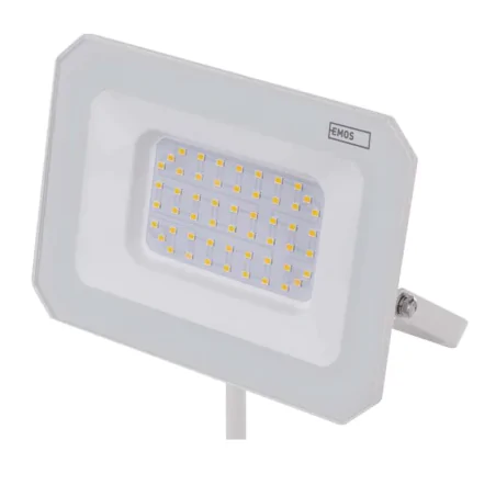 Naswietlacze-led-50w-i-wiecej - lampa zewnętrzna przed dom naświetlacz led 50w w białej obudowie neutralny simpo zs2243w  emos 