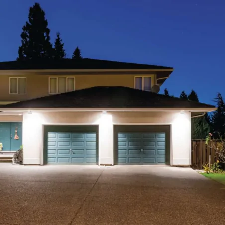 Naswietlacze-z-czujnikiem-ruchu - biały reflektor led przed dom z czujnikiem ruchu i zmierzchu simpo zs2313w emos 