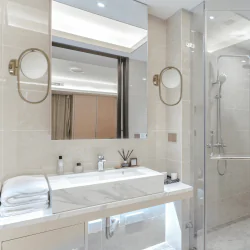 Kinkiety-do-salonu - kinkiet ścienny mleczna kula w złotej oprawie cordel 21-26224 candellux 