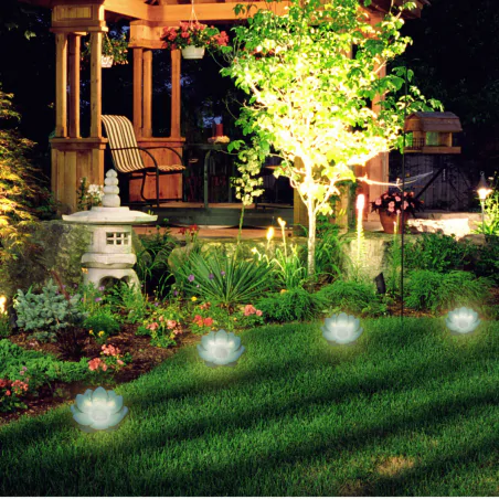 Ozdobne-oswietlenie-do-ogrodu - lampa solarna led kwiat lotosu niebieski z ciepłym światłem sunari foreverlight 