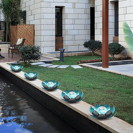 Ozdobne-oswietlenie-do-ogrodu - lampa solarna led kwiat lotosu niebieski z ciepłym światłem sunari foreverlight 