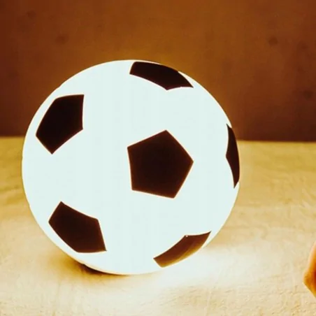 Oswietlenie-do-pokoju-dzieciecego - lampka w kształcie piłki nożnej prezent dla małego kibica fana futbolu interblue mw61289 