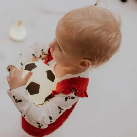 Oswietlenie-do-pokoju-dzieciecego - lampka w kształcie piłki nożnej prezent dla małego kibica fana futbolu interblue mw61289 