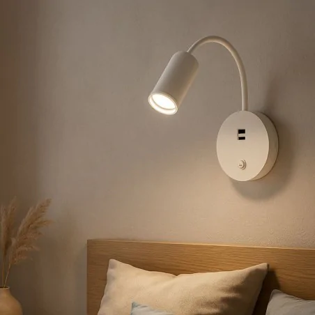 Kinkiety-do-salonu - biały kinkiet nad łóżko z wejściem usb do ładowania telefonu zula ideus 