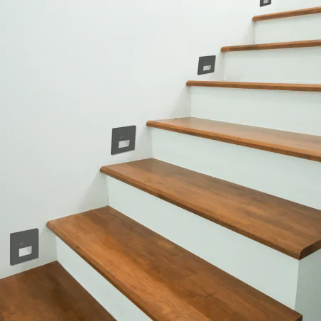 Oswietlenie-schodowe - oprawa schodowa led czarna kwadratowa z czujnikiem ruchu i zmienną barwą światła wektor 04866 ideus 