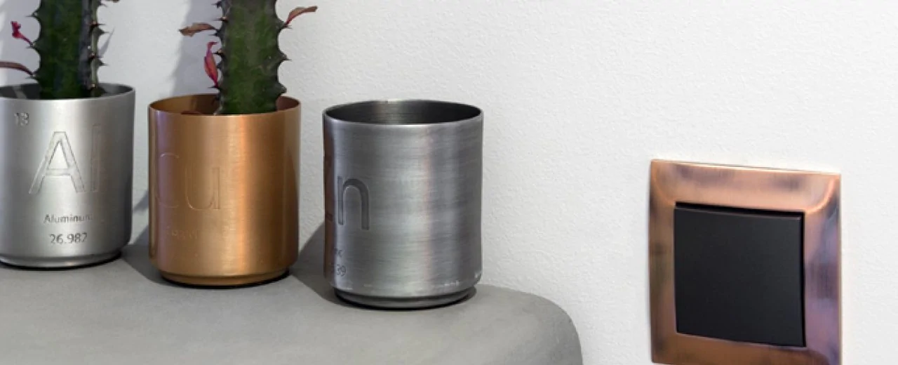 Osprzęt elektroinstalacyjny w kolorze czarnym