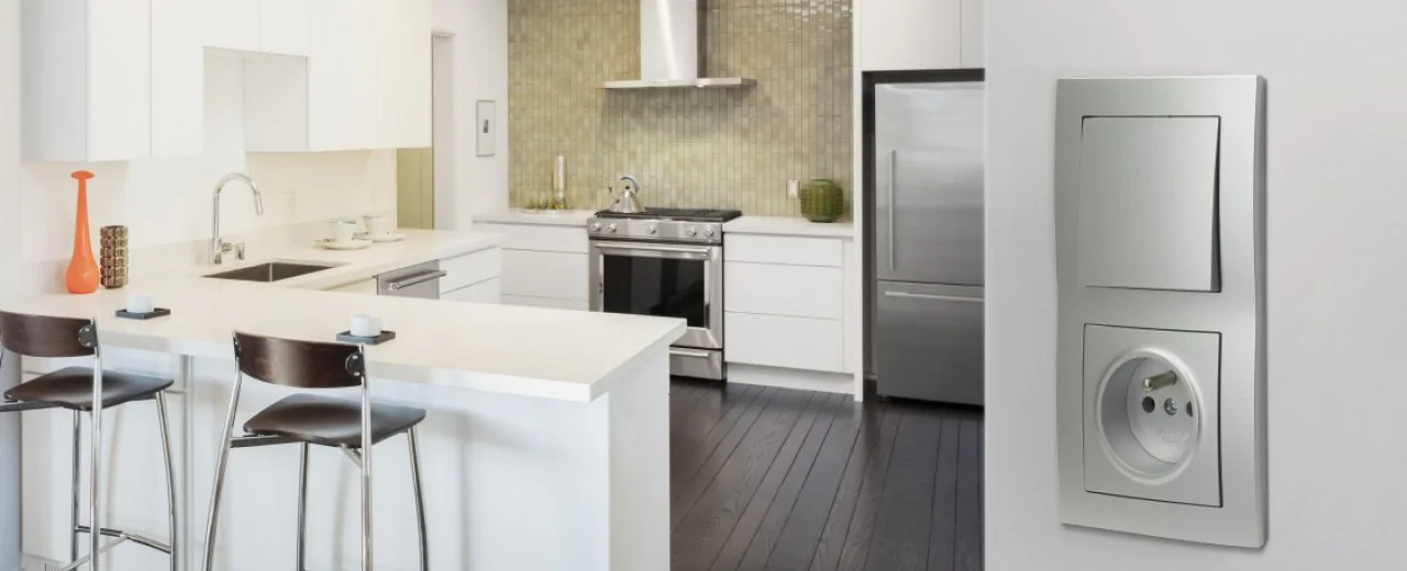 Stylowy osprzęt elektroinstalacyjny w kolorze srebrnym