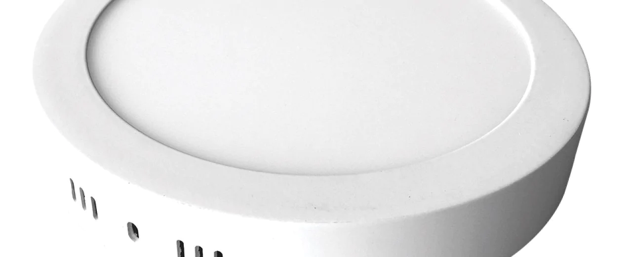 Klasyczne plafony sufitowe - funkcjonalne oświetlenie na lata