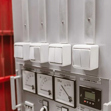 Jakie gniazda i włączniki stosować w piwnicach, garażach i pomieszczeniach przemysłowych?