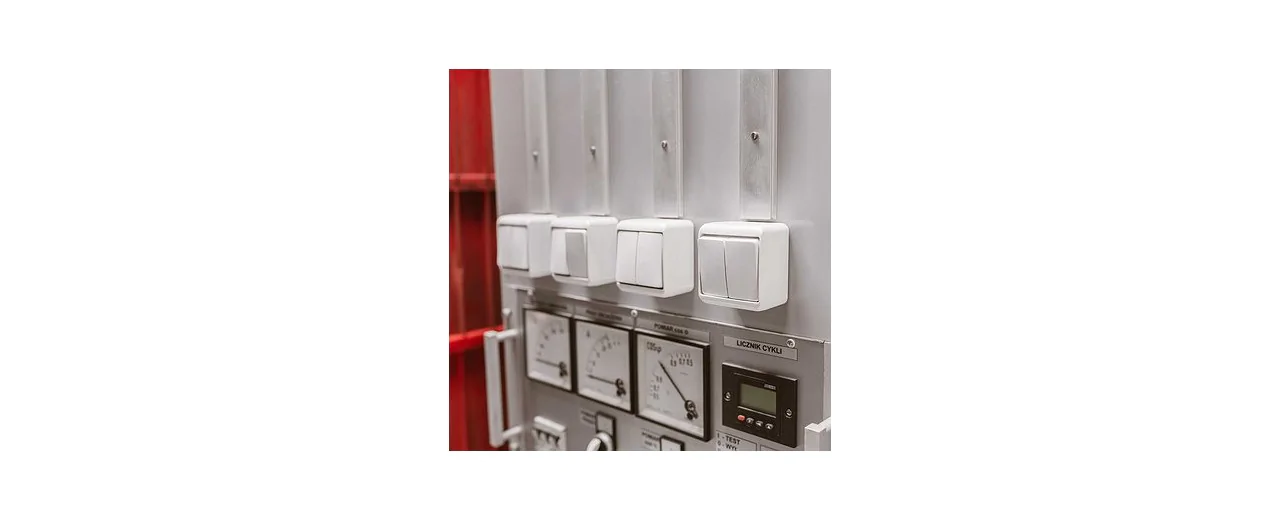 Jakie gniazda i włączniki stosować w piwnicach, garażach i pomieszczeniach przemysłowych?