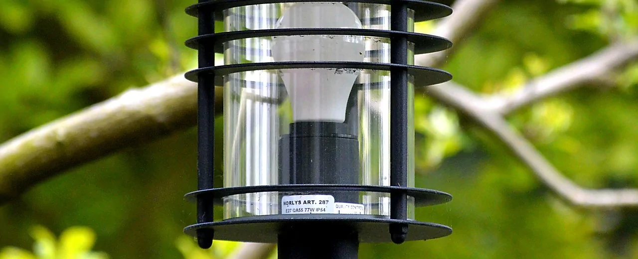 Jakie słupki ogrodowe montować przed domem 