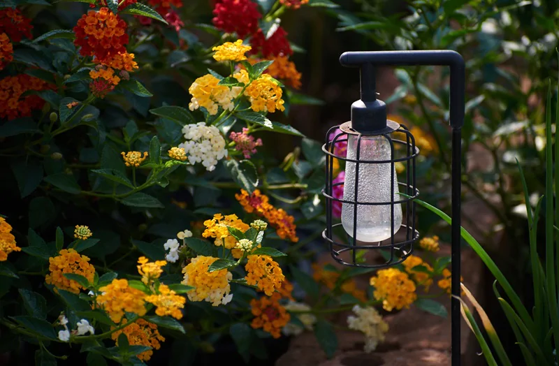 Jak zamontować lampy w ogrodzie?