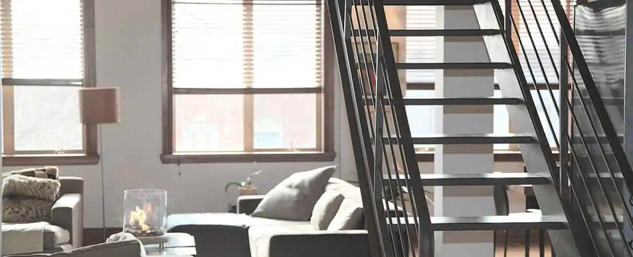 Dlaczego warto zainstalować oświetlenie schodowe?